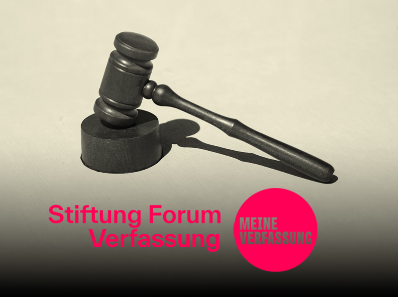 Holzhammer bei Gericht. Darüber Text: Stiftung Forum Verfassung & Meine Verfassung